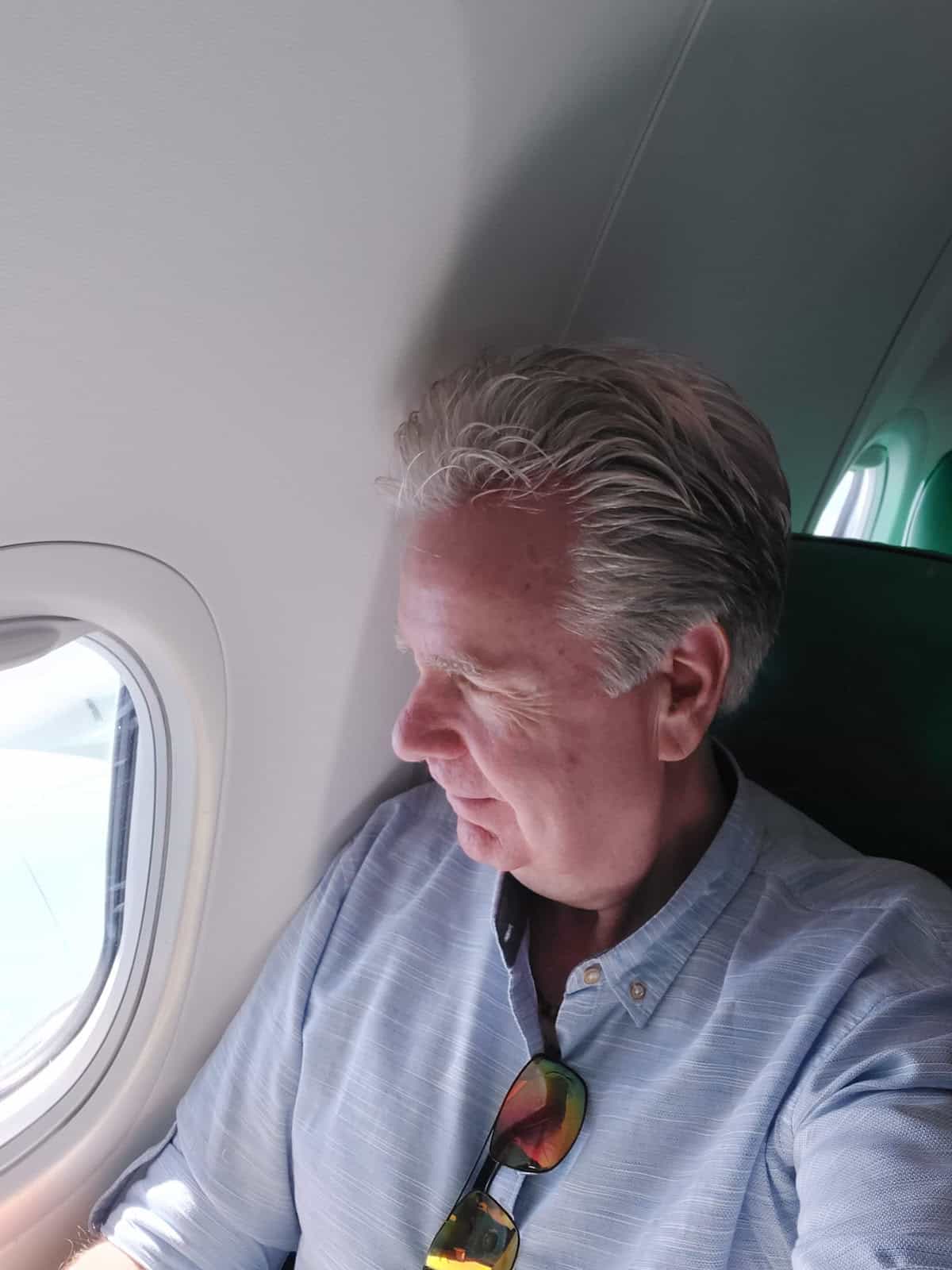 Hans Blancke in vliegtuig Schiphol